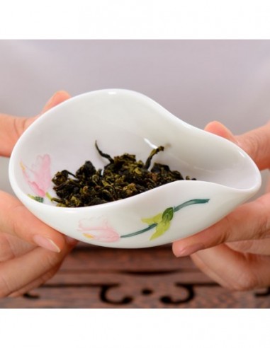 Piattino presenta tè con decorazione floreale